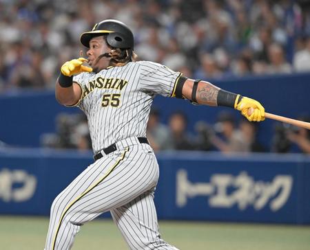 　７回、内野安打を放つミエセス（撮影・高部洋祐）