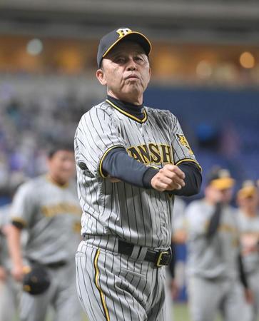 　ファンへのあいさつを終え引き揚げる岡田監督（撮影・高部洋祐）