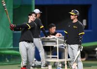 　近本（右）と談笑する中野（撮影・飯室逸平）