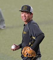 　登板に備えて調整する村上（撮影・立川洋一郎）