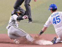 　１回、二盗を成功させる中野（撮影・立川洋一郎）