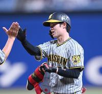 　１回、内野安打で出塁し、タッチを交わす中野（撮影・飯室逸平）