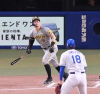 　２回、左中間スタンドへ先制ソロを放つ佐藤輝（撮影・立川洋一郎）