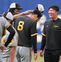 　ミエセス（左奥）にお辞儀の仕方を教わる佐藤輝（中央）＝撮影・高部洋祐