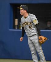 　２回、龍空に逆転打を許し悔しがる村上（撮影・高部洋祐）