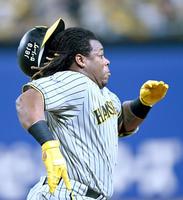 　７回、ヘルメットを振り飛ばす激走で内野安打で出塁するミエセス（撮影・飯室逸平）
