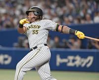 　７回、内野安打を放つミエセス（撮影・高部洋祐）