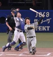 　９回、捕邪飛を打ち上げる大山（撮影・立川洋一郎）