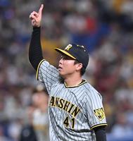 　４回、打球を指さす村上（撮影・飯室逸平）