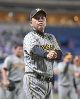 　ファンへのあいさつを終え引き揚げる岡田監督（撮影・高部洋祐）