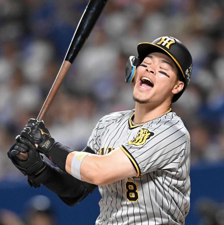 　１２回、二飛を打ち上げ悔しがる佐藤輝（撮影・高部洋祐）