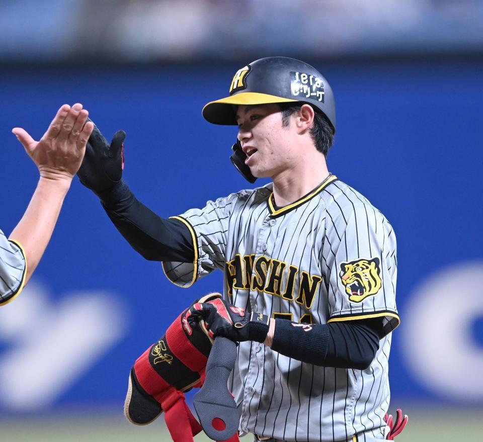 　１回、内野安打で出塁し、タッチを交わす中野（撮影・飯室逸平）