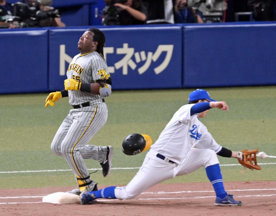 　７回、一塁へ懸命に駆け込み内野安打にするミエセス（撮影・立川洋一郎）