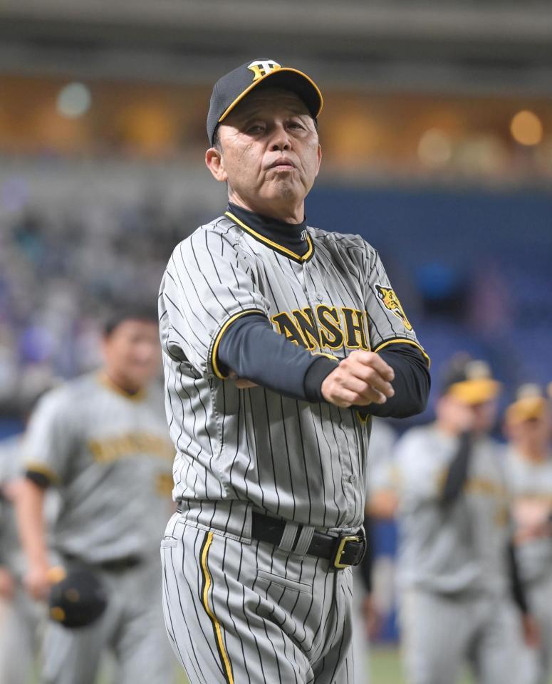 　ファンへのあいさつを終え引き揚げる岡田監督（撮影・高部洋祐）