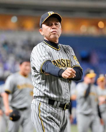 　ファンへのあいさつを終え引き揚げる岡田監督（撮影・高部洋祐）