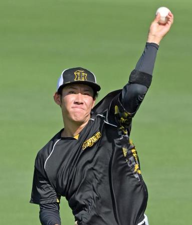 　キャッチボールをして調整する富田（撮影・立川洋一郎