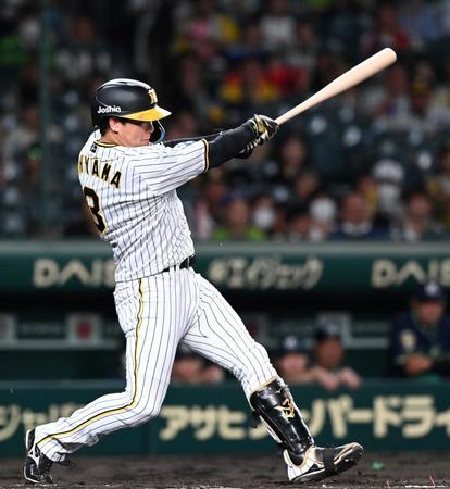 　４回、先制の１６号２ランを放つ大山（撮影・飯室逸平）