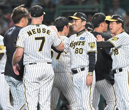 　８勝目を挙げた西勇（左端）らとタッチを交わす岡田監督（８０）＝撮影・高部洋祐