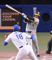 　５回、右前打を放つ村上（撮影・立川洋一郎）