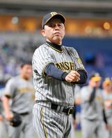 　ファンへのあいさつを終え引き揚げる岡田監督（撮影・高部洋祐）