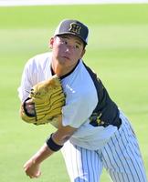 　キャッチボールをして調整する門別（撮影・立川洋一郎）