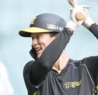 　笑顔で打撃練習する小幡（撮影・飯室逸平）