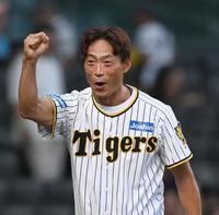 　ファーストピッチセレモニーで打席に立った桧山進次郎氏（撮影・飯室逸平）