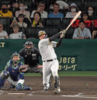 　４回、左翼スタンドへ先制２ランを放つ大山（撮影・立川洋一郎）