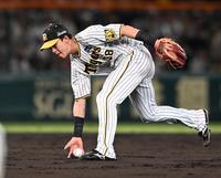 　５回、西勇がはじいた打球を素早く処理する小幡（撮影・飯室逸平）