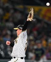 　５回、中村のピッチャー返しに反応し、グラブに当てる西勇（撮影・飯室逸平）