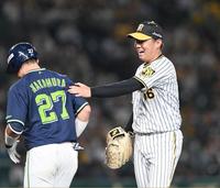 　５回、中村に声をかける西勇（撮影・飯室逸平）