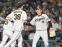 　７回を投げ終え、好守を見せた中野（左奥）らとタッチを交わす西勇（撮影・高部洋祐）