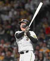 　４回、先制２ランを放つ大山（撮影・高部洋祐）