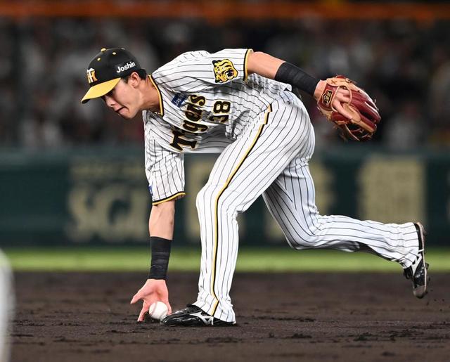阪神・小幡の超美技に甲子園沸く 西勇のはじいた打球に猛ダッシュで
