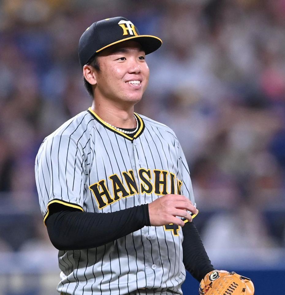 　５回、岡林を打ち取り笑顔を見せる村上（撮影・飯室逸平）