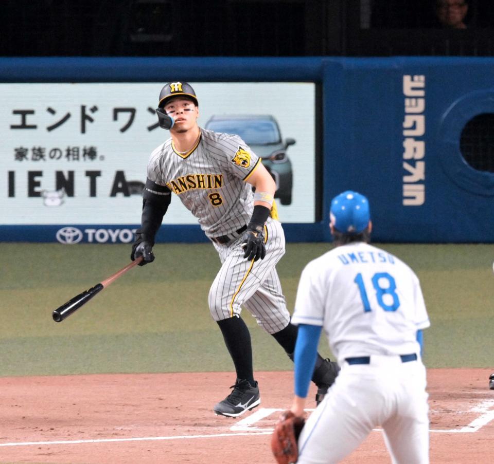 　２回、左中間スタンドへ先制ソロを放つ佐藤輝（撮影・立川洋一郎）