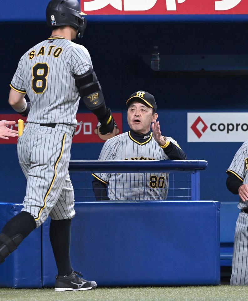　２回、先制ソロを放った佐藤輝（８）を迎える岡田監督（撮影・飯室逸平）