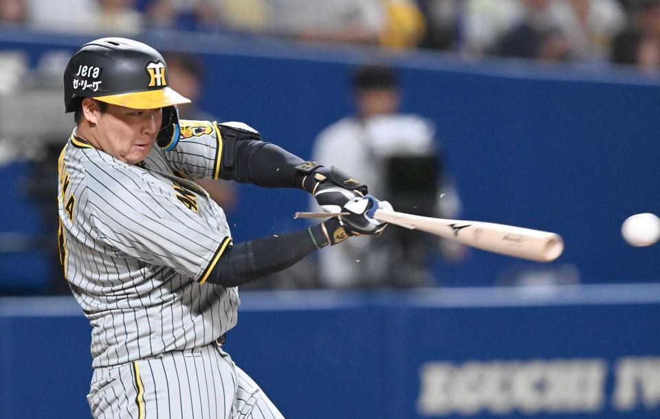 　４回、バットを折られ遊ゴロに倒れる大山