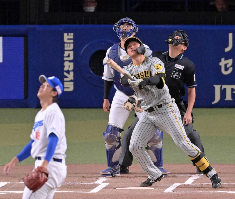 　１回、右飛を打ち上げる森下