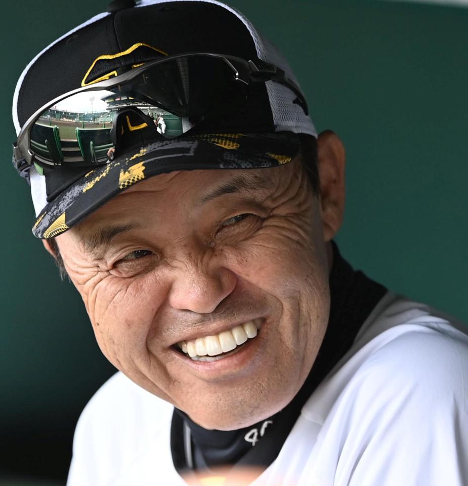 　笑顔を見せる岡田監督（撮影・飯室逸平）