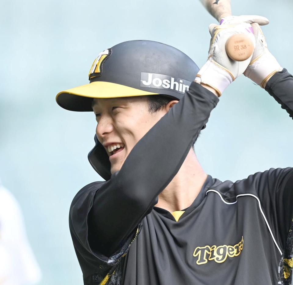 　笑顔で打撃練習する小幡（撮影・飯室逸平）