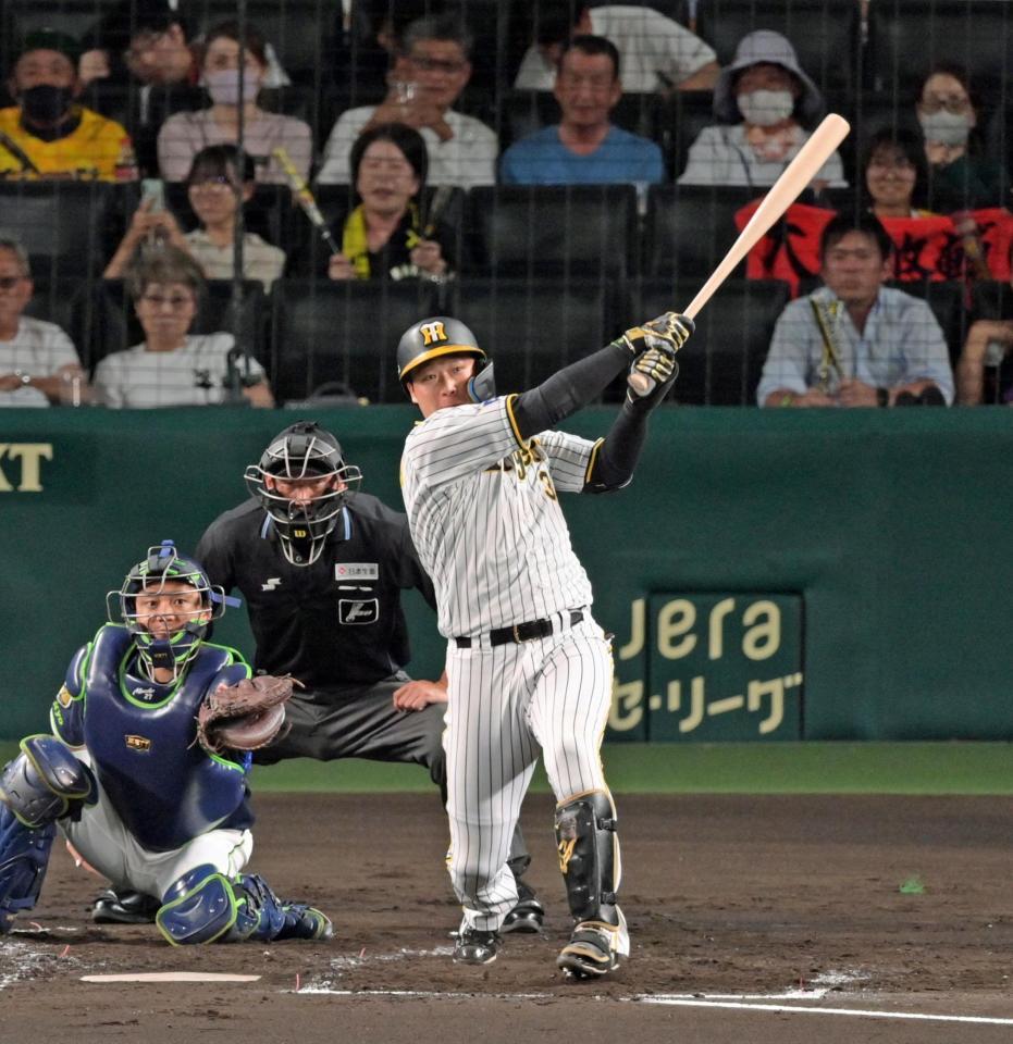 　４回、左翼スタンドへ先制２ランを放つ大山（撮影・立川洋一郎）