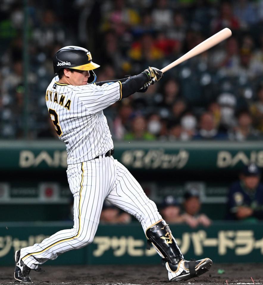 　４回、先制の１６号２ランを放つ大山（撮影・飯室逸平）