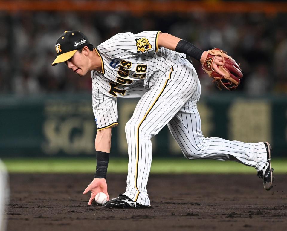 　５回、西勇がはじいた打球を素早く処理する小幡（撮影・飯室逸平）