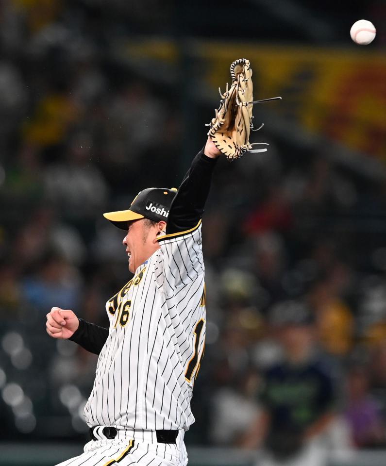 　５回、中村のピッチャー返しに反応し、グラブに当てる西勇（撮影・飯室逸平）