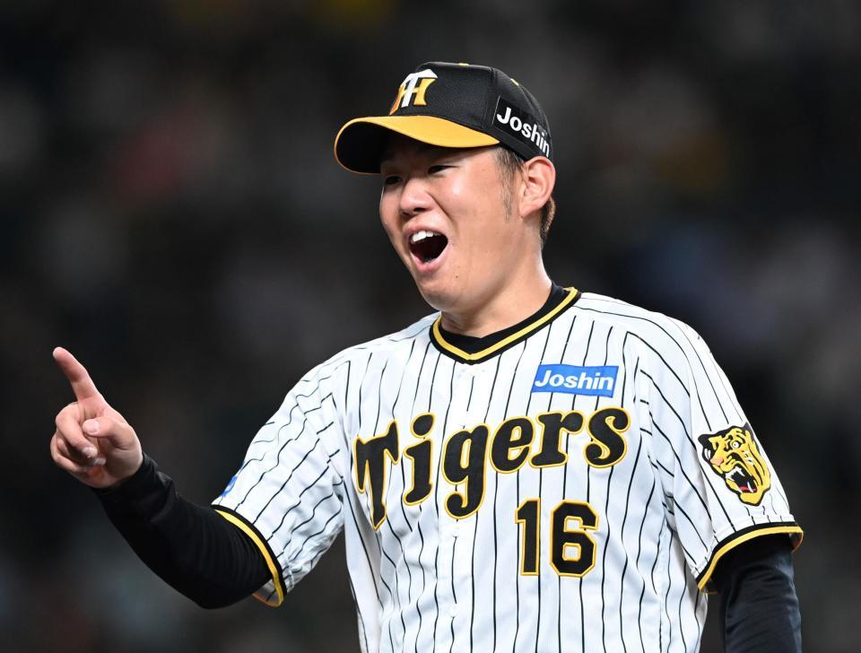 　５回、笑顔でベンチに戻る西勇（撮影・飯室逸平）