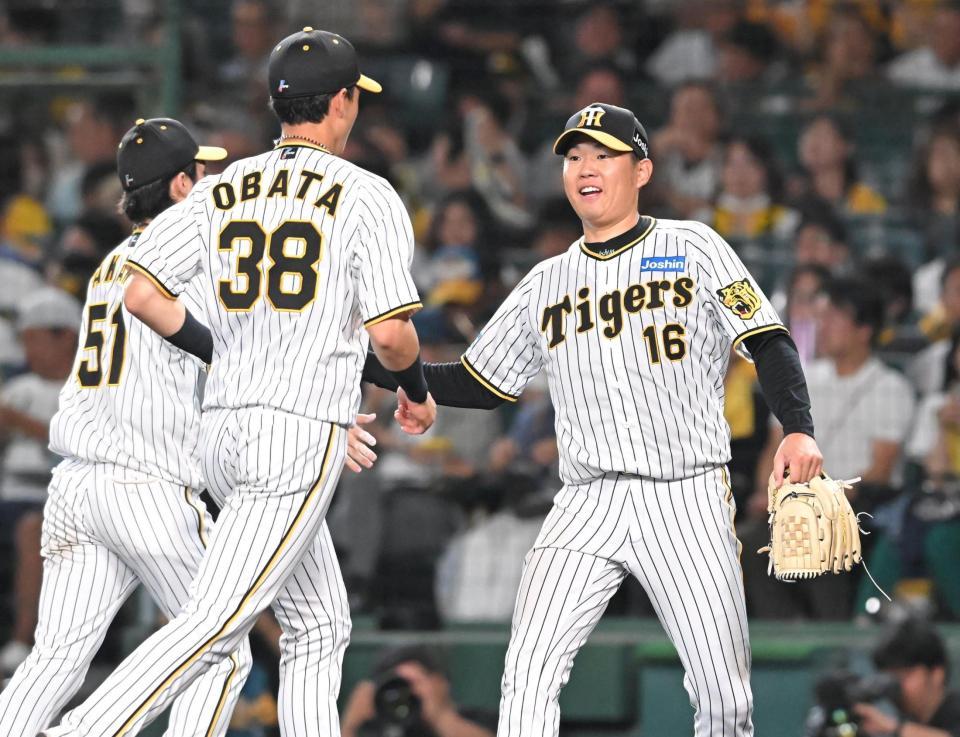 　７回を投げ終え、好守を見せた中野（左奥）らとタッチを交わす西勇（撮影・高部洋祐）