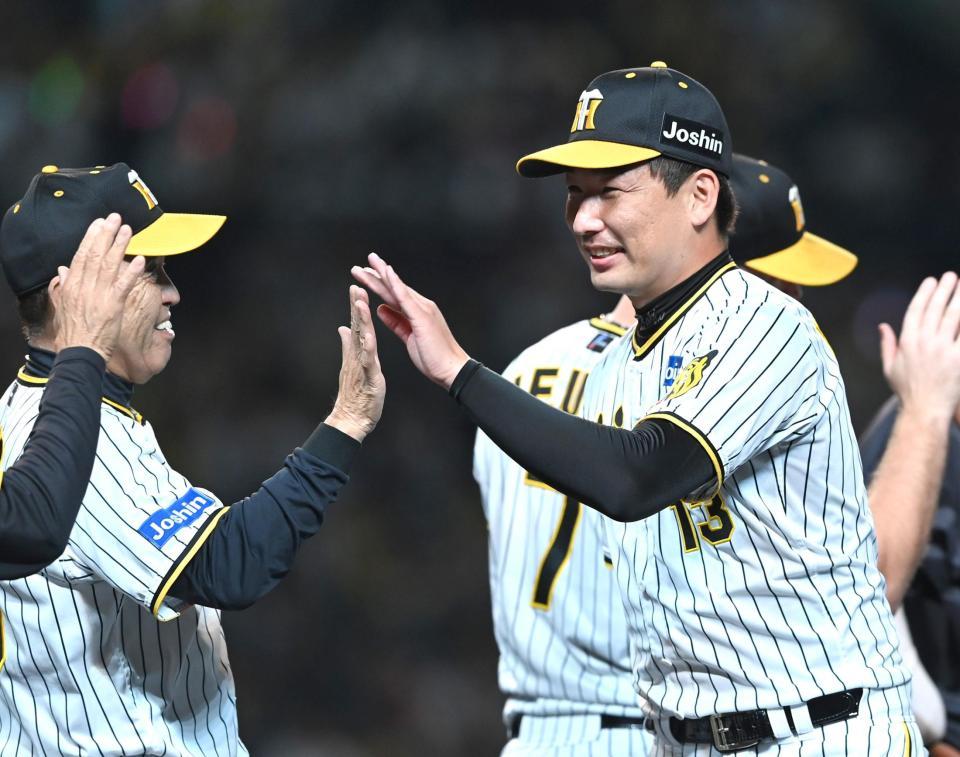 　岡田監督（左）と勝利を喜ぶ岩崎（撮影・飯室逸平）