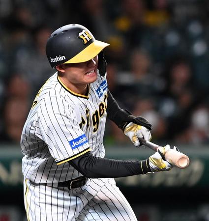 　３回、遊飛に倒れる森下（撮影・飯室逸平）