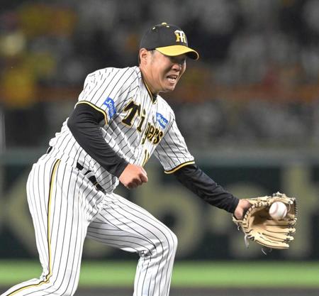 　２回、中村のピッチャー返しをつかむ西勇